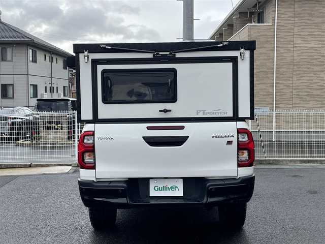 トヨタ ハイラックス Z GRスポーツ 秋田県 2024(令6)年 5万km スーパーホワイトⅡ オーバーランドスタイルキャンパー：FTPORTR 125/・垂直ポップアップルーフ/・スライドベッド/・デッキベッド/・LED室内照明/・シャワー蛇口＆シンク/・ロールブラインド＆ロール網戸付きサイドウィンド/FTPORTERオプション/・パイプガード/・エッジガード/・MAXXFAN7500K（リモコン付き）/・増設ウィンド：リアゲート/・増設ウィンド：フロントウィンド（小）/・ARB4x4：LED付きオーニング（ハードケースブラック）/・純正キャビンリアガラス：スライドウィンドに交換済/・LINE-Xスプレーオンベッドライナー/・ゴールゼロ：YETI 1000X 120Vポータブルバッテリー/リフトアップ：フロント2.5インチ/リア1インチ/社外サイドステップ/純正ディスプレイオーディオ/AM/FM/BT/USB/Miracast/パノラミックビュー/レーダークルーズコントロール/プリクラッシュセーフティ/クリアランスソナー/リアデフロック/アイドリングストップ/パドルシフト/ハーフレザーシート/パワーシート/オートライト/LEDヘッドライト/プッシュスタート/フロアマット/ETC