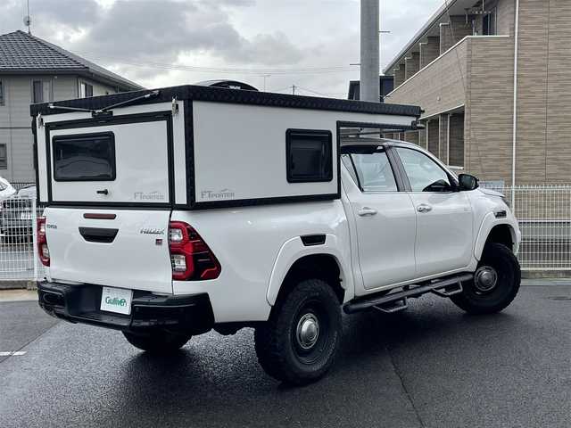 トヨタ ハイラックス Z GRスポーツ 秋田県 2024(令6)年 5万km スーパーホワイトⅡ オーバーランドスタイルキャンパー：FTPORTR 125/・垂直ポップアップルーフ/・スライドベッド/・デッキベッド/・LED室内照明/・シャワー蛇口＆シンク/・ロールブラインド＆ロール網戸付きサイドウィンド/FTPORTERオプション/・パイプガード/・エッジガード/・MAXXFAN7500K（リモコン付き）/・増設ウィンド：リアゲート/・増設ウィンド：フロントウィンド（小）/・ARB4x4：LED付きオーニング（ハードケースブラック）/・純正キャビンリアガラス：スライドウィンドに交換済/・LINE-Xスプレーオンベッドライナー/・ゴールゼロ：YETI 1000X 120Vポータブルバッテリー/リフトアップ：フロント2.5インチ/リア1インチ/社外サイドステップ/純正ディスプレイオーディオ/AM/FM/BT/USB/Miracast/パノラミックビュー/レーダークルーズコントロール/プリクラッシュセーフティ/クリアランスソナー/リアデフロック/アイドリングストップ/パドルシフト/ハーフレザーシート/パワーシート/オートライト/LEDヘッドライト/プッシュスタート/フロアマット/ETC