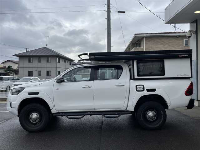トヨタ ハイラックス Z GRスポーツ 秋田県 2024(令6)年 5万km スーパーホワイトⅡ オーバーランドスタイルキャンパー：FTPORTR 125/・垂直ポップアップルーフ/・スライドベッド/・デッキベッド/・LED室内照明/・シャワー蛇口＆シンク/・ロールブラインド＆ロール網戸付きサイドウィンド/FTPORTERオプション/・パイプガード/・エッジガード/・MAXXFAN7500K（リモコン付き）/・増設ウィンド：リアゲート/・増設ウィンド：フロントウィンド（小）/・ARB4x4：LED付きオーニング（ハードケースブラック）/・純正キャビンリアガラス：スライドウィンドに交換済/・LINE-Xスプレーオンベッドライナー/・ゴールゼロ：YETI 1000X 120Vポータブルバッテリー/リフトアップ：フロント2.5インチ/リア1インチ/社外サイドステップ/純正ディスプレイオーディオ/AM/FM/BT/USB/Miracast/パノラミックビュー/レーダークルーズコントロール/プリクラッシュセーフティ/クリアランスソナー/リアデフロック/アイドリングストップ/パドルシフト/ハーフレザーシート/パワーシート/オートライト/LEDヘッドライト/プッシュスタート/フロアマット/ETC