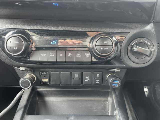 トヨタ ハイラックス Z GRスポーツ 秋田県 2024(令6)年 5万km スーパーホワイトⅡ オーバーランドスタイルキャンパー：FTPORTR 125/・垂直ポップアップルーフ/・スライドベッド/・デッキベッド/・LED室内照明/・シャワー蛇口＆シンク/・ロールブラインド＆ロール網戸付きサイドウィンド/FTPORTERオプション/・パイプガード/・エッジガード/・MAXXFAN7500K（リモコン付き）/・増設ウィンド：リアゲート/・増設ウィンド：フロントウィンド（小）/・ARB4x4：LED付きオーニング（ハードケースブラック）/・純正キャビンリアガラス：スライドウィンドに交換済/・LINE-Xスプレーオンベッドライナー/・ゴールゼロ：YETI 1000X 120Vポータブルバッテリー/リフトアップ：フロント2.5インチ/リア1インチ/社外サイドステップ/純正ディスプレイオーディオ/AM/FM/BT/USB/Miracast/パノラミックビュー/レーダークルーズコントロール/プリクラッシュセーフティ/クリアランスソナー/リアデフロック/アイドリングストップ/パドルシフト/ハーフレザーシート/パワーシート/オートライト/LEDヘッドライト/プッシュスタート/フロアマット/ETC