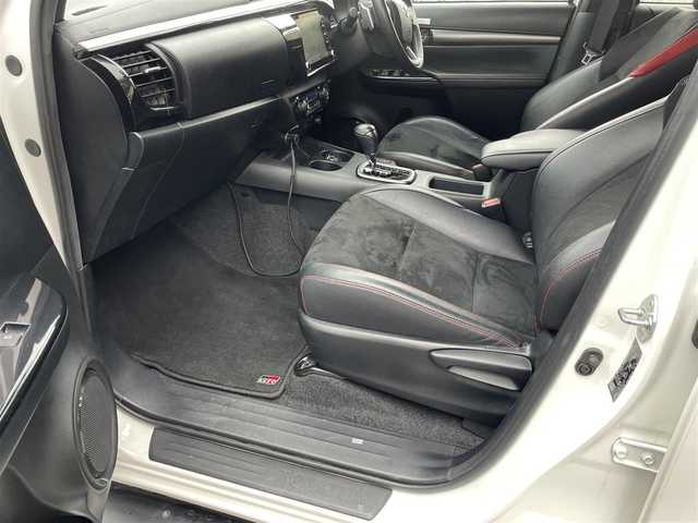 トヨタ ハイラックス Z GRスポーツ 秋田県 2024(令6)年 5万km スーパーホワイトⅡ オーバーランドスタイルキャンパー：FTPORTR 125/・垂直ポップアップルーフ/・スライドベッド/・デッキベッド/・LED室内照明/・シャワー蛇口＆シンク/・ロールブラインド＆ロール網戸付きサイドウィンド/FTPORTERオプション/・パイプガード/・エッジガード/・MAXXFAN7500K（リモコン付き）/・増設ウィンド：リアゲート/・増設ウィンド：フロントウィンド（小）/・ARB4x4：LED付きオーニング（ハードケースブラック）/・純正キャビンリアガラス：スライドウィンドに交換済/・LINE-Xスプレーオンベッドライナー/・ゴールゼロ：YETI 1000X 120Vポータブルバッテリー/リフトアップ：フロント2.5インチ/リア1インチ/社外サイドステップ/純正ディスプレイオーディオ/AM/FM/BT/USB/Miracast/パノラミックビュー/レーダークルーズコントロール/プリクラッシュセーフティ/クリアランスソナー/リアデフロック/アイドリングストップ/パドルシフト/ハーフレザーシート/パワーシート/オートライト/LEDヘッドライト/プッシュスタート/フロアマット/ETC