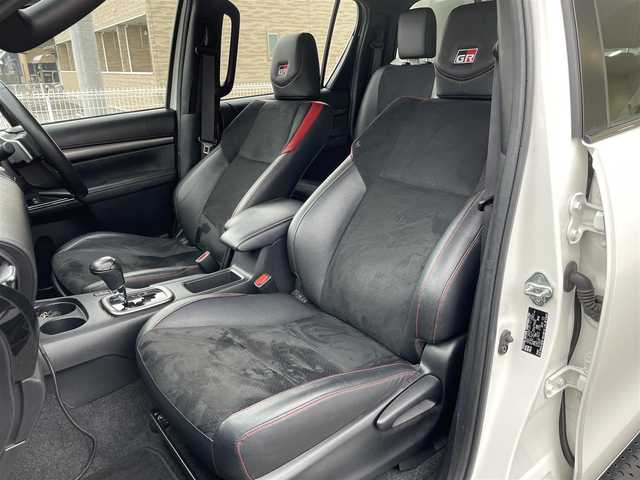 トヨタ ハイラックス Z GRスポーツ 秋田県 2024(令6)年 5万km スーパーホワイトⅡ オーバーランドスタイルキャンパー：FTPORTR 125/・垂直ポップアップルーフ/・スライドベッド/・デッキベッド/・LED室内照明/・シャワー蛇口＆シンク/・ロールブラインド＆ロール網戸付きサイドウィンド/FTPORTERオプション/・パイプガード/・エッジガード/・MAXXFAN7500K（リモコン付き）/・増設ウィンド：リアゲート/・増設ウィンド：フロントウィンド（小）/・ARB4x4：LED付きオーニング（ハードケースブラック）/・純正キャビンリアガラス：スライドウィンドに交換済/・LINE-Xスプレーオンベッドライナー/・ゴールゼロ：YETI 1000X 120Vポータブルバッテリー/リフトアップ：フロント2.5インチ/リア1インチ/社外サイドステップ/純正ディスプレイオーディオ/AM/FM/BT/USB/Miracast/パノラミックビュー/レーダークルーズコントロール/プリクラッシュセーフティ/クリアランスソナー/リアデフロック/アイドリングストップ/パドルシフト/ハーフレザーシート/パワーシート/オートライト/LEDヘッドライト/プッシュスタート/フロアマット/ETC