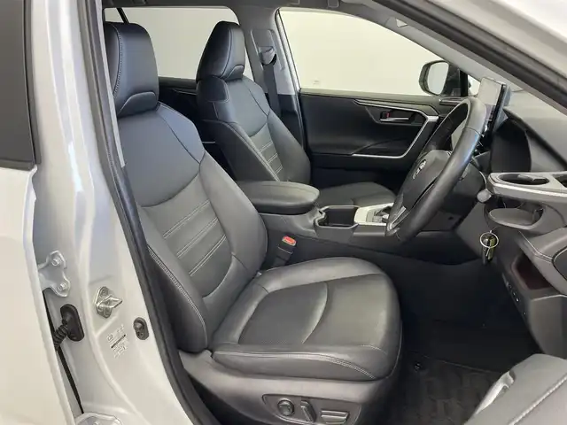 トヨタ ＲＡＶ４ 埼玉県 2022(令4)年 5万km プラチナホワイトパールマイカ ＴＲＤエアロ　ムーンルーフ　純正１０．５インチディスプレイオーディオ　パノラミックビューモニター　ＢＳＭ　ビルトインＥＴＣ２．０　前後ドラレコ　レーダークルーズ　デジタルインナーミラー　ＡＣ１００Ｖ