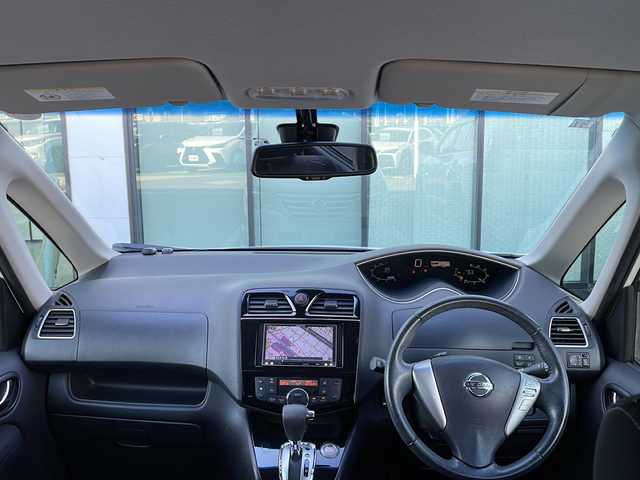 日産 セレナ ハイウェイスター Vセレ +Safty 香川県 2014(平26)年 7.5万km ブリリアントホワイトパール カロッツェリアメモリナビ（AVIC-MRZ089）/・Bluetooth接続/・AM/FM/・CD/DVD/・フルセグTV/アラウンドビューモニター/踏み間違い衝突防止アシスト/ふらつき警報/エマージェンシーブレーキ/クルーズコントロール/クリアランスソナー/車線逸脱警報/横滑り防止装置/ヒルスタートアシスト/LEDヘッドランプ/フォグランプ/ワンタッチ両側電動スライドドア/後席パーソナルテーブル/ロールサンシェード/ウィンカーミラー/ビルトインETC/純正ドアバイザー/純正フロアマット/純正16インチアルミホイール/後方ドライブレコーダー/アイドリングストップ/プッシュスタート/スマートキー/スペアキー