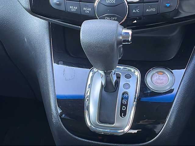 日産 セレナ ハイウェイスター Vセレ +Safty 香川県 2014(平26)年 7.5万km ブリリアントホワイトパール カロッツェリアメモリナビ（AVIC-MRZ089）/・Bluetooth接続/・AM/FM/・CD/DVD/・フルセグTV/アラウンドビューモニター/踏み間違い衝突防止アシスト/ふらつき警報/エマージェンシーブレーキ/クルーズコントロール/クリアランスソナー/車線逸脱警報/横滑り防止装置/ヒルスタートアシスト/LEDヘッドランプ/フォグランプ/ワンタッチ両側電動スライドドア/後席パーソナルテーブル/ロールサンシェード/ウィンカーミラー/ビルトインETC/純正ドアバイザー/純正フロアマット/純正16インチアルミホイール/後方ドライブレコーダー/アイドリングストップ/プッシュスタート/スマートキー/スペアキー