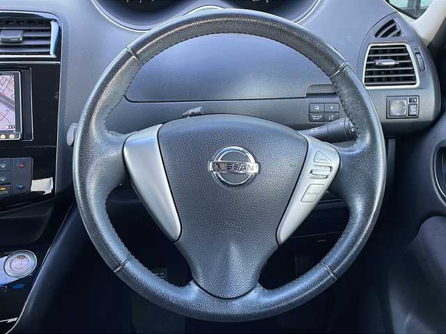 日産 セレナ ハイウェイスター Vセレ +Safty 香川県 2014(平26)年 7.5万km ブリリアントホワイトパール カロッツェリアメモリナビ（AVIC-MRZ089）/・Bluetooth接続/・AM/FM/・CD/DVD/・フルセグTV/アラウンドビューモニター/踏み間違い衝突防止アシスト/ふらつき警報/エマージェンシーブレーキ/クルーズコントロール/クリアランスソナー/車線逸脱警報/横滑り防止装置/ヒルスタートアシスト/LEDヘッドランプ/フォグランプ/ワンタッチ両側電動スライドドア/後席パーソナルテーブル/ロールサンシェード/ウィンカーミラー/ビルトインETC/純正ドアバイザー/純正フロアマット/純正16インチアルミホイール/後方ドライブレコーダー/アイドリングストップ/プッシュスタート/スマートキー/スペアキー