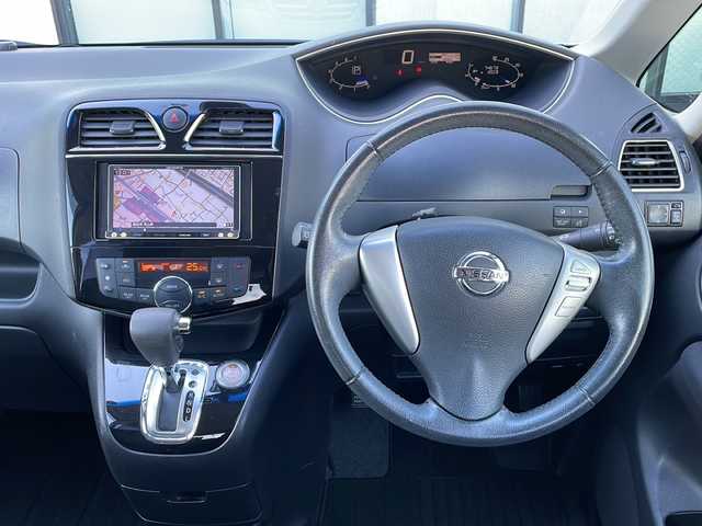 日産 セレナ ハイウェイスター Vセレ +Safty 香川県 2014(平26)年 7.5万km ブリリアントホワイトパール カロッツェリアメモリナビ（AVIC-MRZ089）/・Bluetooth接続/・AM/FM/・CD/DVD/・フルセグTV/アラウンドビューモニター/踏み間違い衝突防止アシスト/ふらつき警報/エマージェンシーブレーキ/クルーズコントロール/クリアランスソナー/車線逸脱警報/横滑り防止装置/ヒルスタートアシスト/LEDヘッドランプ/フォグランプ/ワンタッチ両側電動スライドドア/後席パーソナルテーブル/ロールサンシェード/ウィンカーミラー/ビルトインETC/純正ドアバイザー/純正フロアマット/純正16インチアルミホイール/後方ドライブレコーダー/アイドリングストップ/プッシュスタート/スマートキー/スペアキー