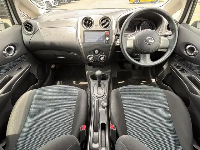 日産 ノート X 大分県 2013(平25)年 9.3万km ブリリアントホワイトパール ・純正ナビ(CD.SD.USB.AUX)/・フルセグテレビ/・フロアマット/・アイドリングストップ/・ドアバイザー/・スマートキー/・プッシュスタート