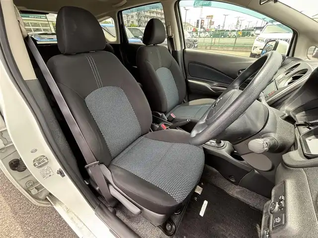 日産 ノート X 大分県 2013(平25)年 9.3万km ブリリアントホワイトパール ・純正ナビ(CD.SD.USB.AUX)/・フルセグテレビ/・フロアマット/・アイドリングストップ/・ドアバイザー/・スマートキー/・プッシュスタート
