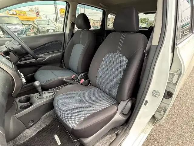 日産 ノート X 大分県 2013(平25)年 9.3万km ブリリアントホワイトパール ・純正ナビ(CD.SD.USB.AUX)/・フルセグテレビ/・フロアマット/・アイドリングストップ/・ドアバイザー/・スマートキー/・プッシュスタート
