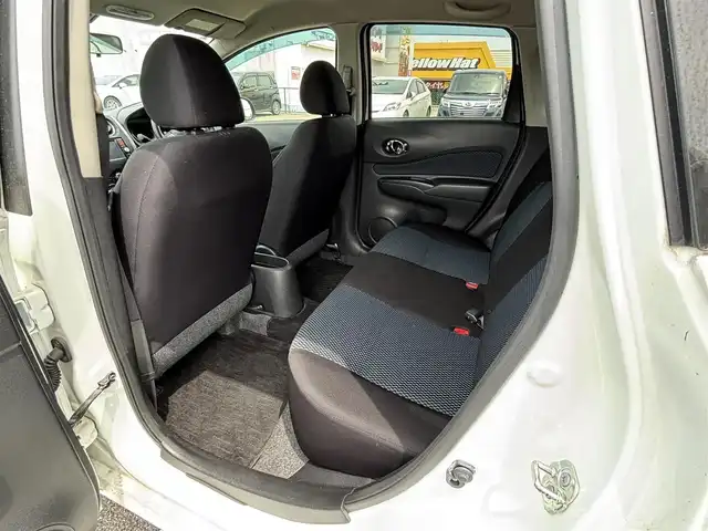 日産 ノート X 大分県 2013(平25)年 9.3万km ブリリアントホワイトパール ・純正ナビ(CD.SD.USB.AUX)/・フルセグテレビ/・フロアマット/・アイドリングストップ/・ドアバイザー/・スマートキー/・プッシュスタート