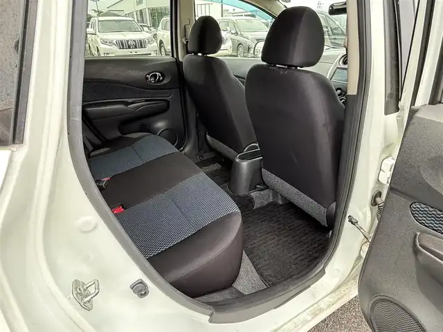 日産 ノート X 大分県 2013(平25)年 9.3万km ブリリアントホワイトパール ・純正ナビ(CD.SD.USB.AUX)/・フルセグテレビ/・フロアマット/・アイドリングストップ/・ドアバイザー/・スマートキー/・プッシュスタート