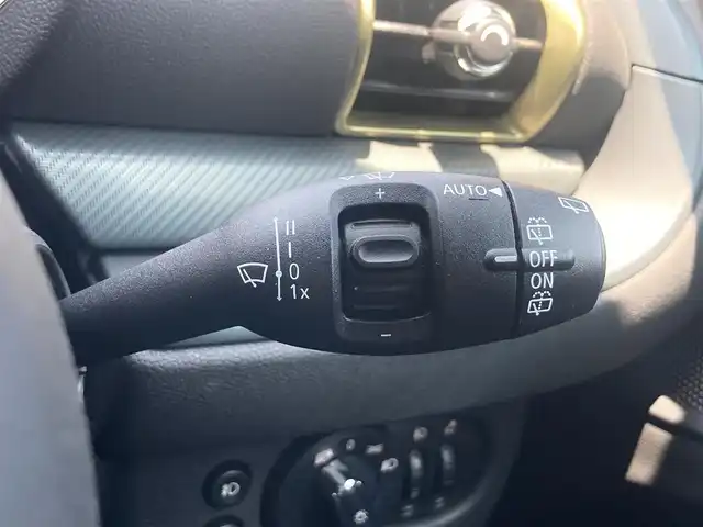 ＭＩＮＩ ＢＭＷ ミニ クラブマン クーパーD アントールドED 熊本県 2023(令5)年 1万km 黒 ・スマートキー/・プッシュスタート/・インテリジェントセーフティ/・PDC自動起動/・パーキングアシスト/・クルースコントロール/・グレー革スポーツシート/・前席シートヒーター /・純正ディスプレイオーディオ/　【Bluetooth・USB・AppleCarPlay】/・バックカメラ/・ETC/・ドライブレコーダー(前後録画)/・LEDヘッドランプ/・LEDフォグランプ/・UKテール/・純正マット