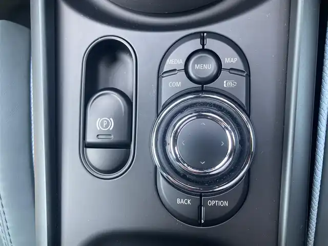 ＭＩＮＩ ＢＭＷ ミニ クラブマン クーパーD アントールドED 熊本県 2023(令5)年 1万km 黒 ・スマートキー/・プッシュスタート/・インテリジェントセーフティ/・PDC自動起動/・パーキングアシスト/・クルースコントロール/・グレー革スポーツシート/・前席シートヒーター /・純正ディスプレイオーディオ/　【Bluetooth・USB・AppleCarPlay】/・バックカメラ/・ETC/・ドライブレコーダー(前後録画)/・LEDヘッドランプ/・LEDフォグランプ/・UKテール/・純正マット