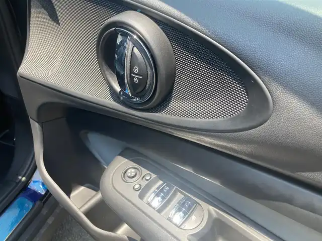 ＭＩＮＩ ＢＭＷ ミニ クラブマン クーパーD アントールドED 熊本県 2023(令5)年 1万km 黒 ・スマートキー/・プッシュスタート/・インテリジェントセーフティ/・PDC自動起動/・パーキングアシスト/・クルースコントロール/・グレー革スポーツシート/・前席シートヒーター /・純正ディスプレイオーディオ/　【Bluetooth・USB・AppleCarPlay】/・バックカメラ/・ETC/・ドライブレコーダー(前後録画)/・LEDヘッドランプ/・LEDフォグランプ/・UKテール/・純正マット