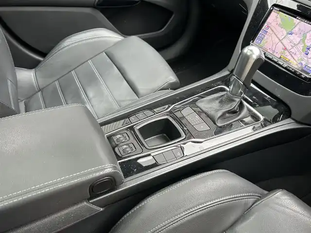 プジョー ５０８ SWグリフ 大阪府 2011(平23)年 6.6万km 黒 ガラスルーフ/HUD/黒革/パワーシート/シートヒーター/ナビ/TV/バックカメラ/純正17インチAW/HIDヘッドライト/クリアランスソナー/電動リアゲート/ETC