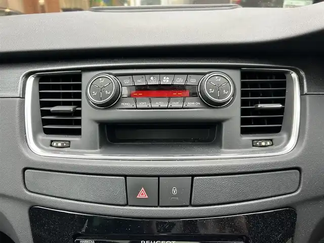 プジョー ５０８ SWグリフ 大阪府 2011(平23)年 6.6万km 黒 ガラスルーフ/HUD/黒革/パワーシート/シートヒーター/ナビ/TV/バックカメラ/純正17インチAW/HIDヘッドライト/クリアランスソナー/電動リアゲート/ETC