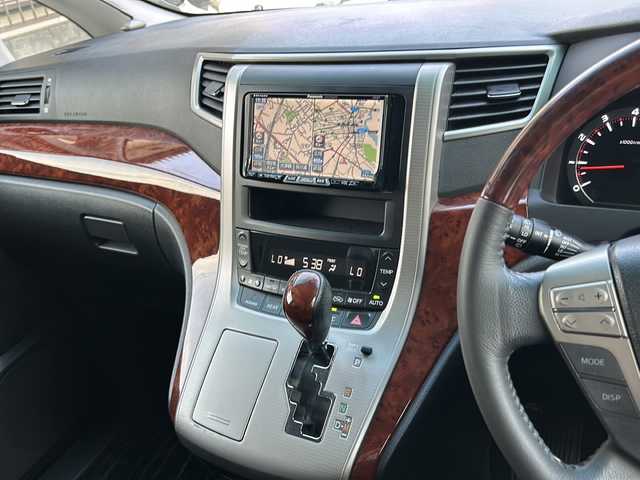 トヨタ ヴェルファイア 2．4Z プラチナセレクションⅡ 埼玉県 2011(平23)年 8.2万km ホワイトパールクリスタルシャイン (株)IDOMが運営する【じしゃロン熊谷店】の自社ローン専用車両になりますこちらは現金またはオートローンご利用時の価格です。自社ローンご希望の方は別途その旨お申付け下さい/社外ナビ　CN-HDS625D/　CD/DVD/ワンセグ/両側パワースライドドア/パワーバックドア/バックカメラ/ビルトインETC/純正フロアマット/純正18インチAW/スマートキー/プッシュスタート