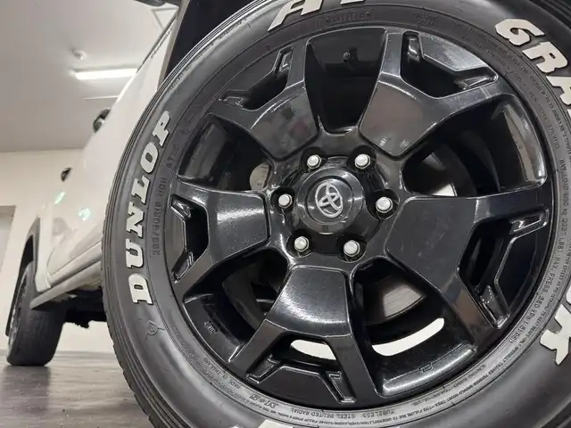 トヨタ ハイラックス Z ブラックラリーエディション 三重県 2019(平31)年 6.2万km スーパーホワイトⅡ ディーゼル・ターボ/パートタイム4WD/MTモード付フロア6AT/純正 7インチナビ NSZT-W68T/（AM/FM/CD/DVD/TV/SD/SDREC/Bluetooth）/バックガイドモニター/ETC2.0/Toyota Safety Sense/●プリクラッシュセーフティ/●レーンディパーチャーアラート/・ダウンヒルアシストコントロール［DAC］/・ヒルスタートアシストコントロール［HAC］/・EBD（電子制動力配分制御）付ABS＆ブレーキアシスト/・VSC＆TRC/・緊急ブレーキシグナル/装備/●【DOP】ユーティリティパッケージB/●ソフトトノカバー/●ベッドライナー/・クルーズコントロール/・オートエアコン/・プッシュスタート/・オートライト/・LEDヘッドランプ/・フロント＆リヤフォグランプ/・ブラックラリーED専用 18inAW（ブラック塗装）＋ホワイトレタータイヤ/・スマートキーx2、リモコンエンジンスターターx1/・純正フロントグリルあり/・保/取