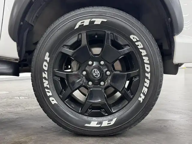 トヨタ ハイラックス Z ブラックラリーエディション 三重県 2019(平31)年 6.2万km スーパーホワイトⅡ ディーゼル・ターボ/パートタイム4WD/MTモード付フロア6AT/純正 7インチナビ NSZT-W68T/（AM/FM/CD/DVD/TV/SD/SDREC/Bluetooth）/バックガイドモニター/ETC2.0/Toyota Safety Sense/●プリクラッシュセーフティ/●レーンディパーチャーアラート/・ダウンヒルアシストコントロール［DAC］/・ヒルスタートアシストコントロール［HAC］/・EBD（電子制動力配分制御）付ABS＆ブレーキアシスト/・VSC＆TRC/・緊急ブレーキシグナル/装備/●【DOP】ユーティリティパッケージB/●ソフトトノカバー/●ベッドライナー/・クルーズコントロール/・オートエアコン/・プッシュスタート/・オートライト/・LEDヘッドランプ/・フロント＆リヤフォグランプ/・ブラックラリーED専用 18inAW（ブラック塗装）＋ホワイトレタータイヤ/・スマートキーx2、リモコンエンジンスターターx1/・純正フロントグリルあり/・保/取