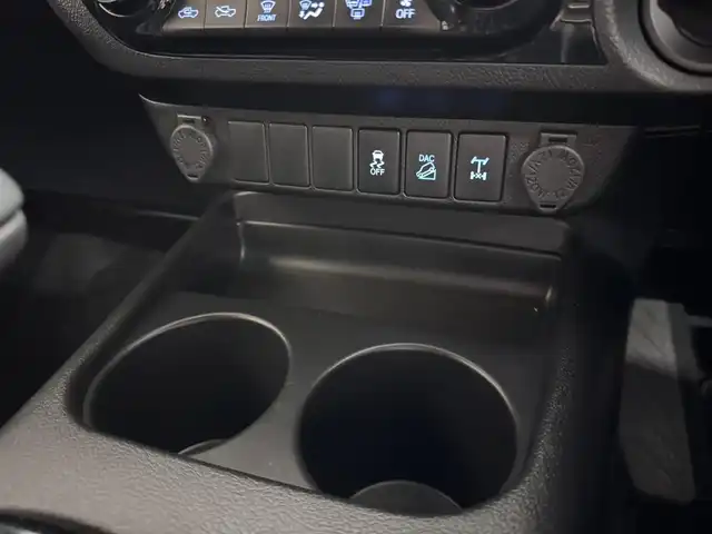 トヨタ ハイラックス Z ブラックラリーエディション 三重県 2019(平31)年 6.2万km スーパーホワイトⅡ ディーゼル・ターボ/パートタイム4WD/MTモード付フロア6AT/純正 7インチナビ NSZT-W68T/（AM/FM/CD/DVD/TV/SD/SDREC/Bluetooth）/バックガイドモニター/ETC2.0/Toyota Safety Sense/●プリクラッシュセーフティ/●レーンディパーチャーアラート/・ダウンヒルアシストコントロール［DAC］/・ヒルスタートアシストコントロール［HAC］/・EBD（電子制動力配分制御）付ABS＆ブレーキアシスト/・VSC＆TRC/・緊急ブレーキシグナル/装備/●【DOP】ユーティリティパッケージB/●ソフトトノカバー/●ベッドライナー/・クルーズコントロール/・オートエアコン/・プッシュスタート/・オートライト/・LEDヘッドランプ/・フロント＆リヤフォグランプ/・ブラックラリーED専用 18inAW（ブラック塗装）＋ホワイトレタータイヤ/・スマートキーx2、リモコンエンジンスターターx1/・純正フロントグリルあり/・保/取