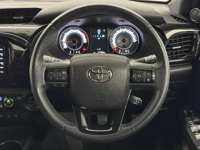 トヨタ ハイラックス Z ブラックラリーエディション 三重県 2019(平31)年 6.2万km スーパーホワイトⅡ ディーゼル・ターボ/パートタイム4WD/MTモード付フロア6AT/純正 7インチナビ NSZT-W68T/（AM/FM/CD/DVD/TV/SD/SDREC/Bluetooth）/バックガイドモニター/ETC2.0/Toyota Safety Sense/●プリクラッシュセーフティ/●レーンディパーチャーアラート/・ダウンヒルアシストコントロール［DAC］/・ヒルスタートアシストコントロール［HAC］/・EBD（電子制動力配分制御）付ABS＆ブレーキアシスト/・VSC＆TRC/・緊急ブレーキシグナル/装備/●【DOP】ユーティリティパッケージB/●ソフトトノカバー/●ベッドライナー/・クルーズコントロール/・オートエアコン/・プッシュスタート/・オートライト/・LEDヘッドランプ/・フロント＆リヤフォグランプ/・ブラックラリーED専用 18inAW（ブラック塗装）＋ホワイトレタータイヤ/・スマートキーx2、リモコンエンジンスターターx1/・純正フロントグリルあり/・保/取
