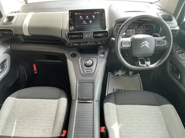 シトロエン ベルランゴ シャイン 高知県 2022(令4)年 6.2万km 白 純正ディスプレイオーディオ/　【ＢＴ／ＣａｒＰｌａｙ／ＤＴＶ】/パノラマガラスルーフ/アクティブセーフティブレーキ/クルーズコントロール/レーンアシスト/インテリジェントハイビーム/ストップ＆スタート/パーキングセンサー/ブラインドスポットモニター/タイヤ空気圧警告/トラクションコントロール