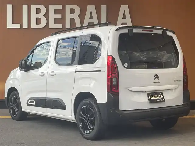 シトロエン ベルランゴ シャイン 高知県 2022(令4)年 6.2万km 白 純正ディスプレイオーディオ/　【ＢＴ／ＣａｒＰｌａｙ／ＤＴＶ】/パノラマガラスルーフ/アクティブセーフティブレーキ/クルーズコントロール/レーンアシスト/インテリジェントハイビーム/ストップ＆スタート/パーキングセンサー/ブラインドスポットモニター/タイヤ空気圧警告/トラクションコントロール