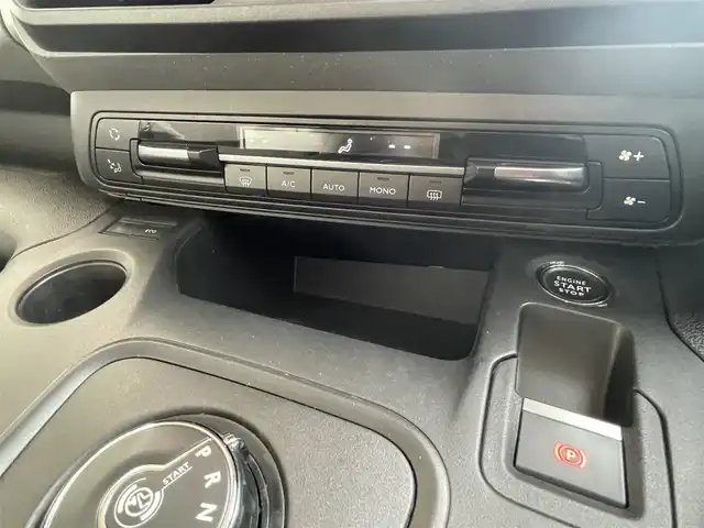 シトロエン ベルランゴ シャイン 高知県 2022(令4)年 6.2万km 白 純正ディスプレイオーディオ/　【ＢＴ／ＣａｒＰｌａｙ／ＤＴＶ】/パノラマガラスルーフ/アクティブセーフティブレーキ/クルーズコントロール/レーンアシスト/インテリジェントハイビーム/ストップ＆スタート/パーキングセンサー/ブラインドスポットモニター/タイヤ空気圧警告/トラクションコントロール