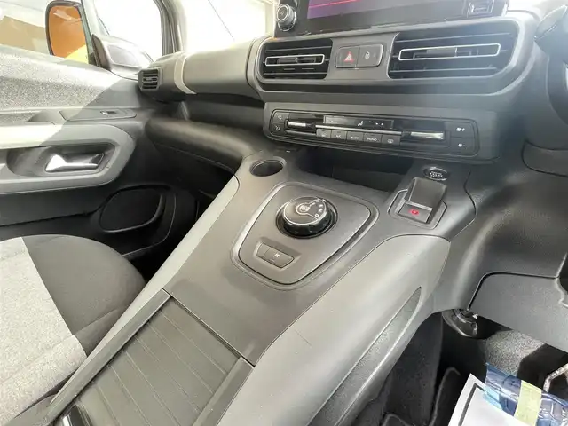 シトロエン ベルランゴ シャイン 高知県 2022(令4)年 6.2万km 白 純正ディスプレイオーディオ/　【ＢＴ／ＣａｒＰｌａｙ／ＤＴＶ】/パノラマガラスルーフ/アクティブセーフティブレーキ/クルーズコントロール/レーンアシスト/インテリジェントハイビーム/ストップ＆スタート/パーキングセンサー/ブラインドスポットモニター/タイヤ空気圧警告/トラクションコントロール