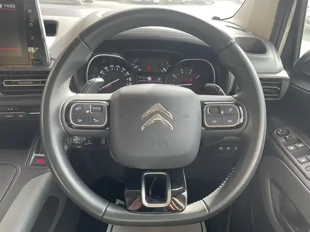 シトロエン ベルランゴ シャイン 高知県 2022(令4)年 6.2万km 白 純正ディスプレイオーディオ/　【ＢＴ／ＣａｒＰｌａｙ／ＤＴＶ】/パノラマガラスルーフ/アクティブセーフティブレーキ/クルーズコントロール/レーンアシスト/インテリジェントハイビーム/ストップ＆スタート/パーキングセンサー/ブラインドスポットモニター/タイヤ空気圧警告/トラクションコントロール