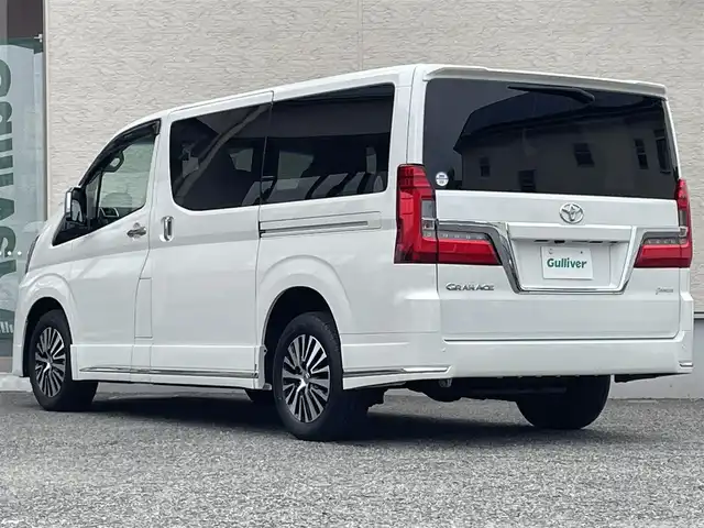 トヨタ グランエース プレミアム 大阪府 2024(令6)年 0.5万km ホワイトパールクリスタルシャイン ワンオーナー/純正ナビ/BT/USB/フルセグTV/360度カメラ/純正フリップダウンモニター/前後室内ドライブレコーダー(TZ-DR301)/ベージュレザーシート/前席パワーシート/２列目電動リクライニング/全席シートヒーター/オットマン/後席ロールサンシェード/両側パワースライドドア/追従機能付きクルーズコントロール/レーンキープアシスト/ブラインドスポットモニター/前後コーナーセンサー/LEDヘッドライト/フロントフォグ/オートハイビーム/ヘッドライトウォッシャー/純正フロアマット/純正17インチAW/スペアキー/ETC2.0