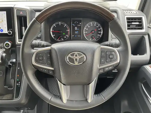 トヨタ グランエース プレミアム 大阪府 2024(令6)年 0.5万km ホワイトパールクリスタルシャイン ワンオーナー/純正ナビ/BT/USB/フルセグTV/360度カメラ/純正フリップダウンモニター/前後室内ドライブレコーダー(TZ-DR301)/ベージュレザーシート/前席パワーシート/２列目電動リクライニング/全席シートヒーター/オットマン/後席ロールサンシェード/両側パワースライドドア/追従機能付きクルーズコントロール/レーンキープアシスト/ブラインドスポットモニター/前後コーナーセンサー/LEDヘッドライト/フロントフォグ/オートハイビーム/ヘッドライトウォッシャー/純正フロアマット/純正17インチAW/スペアキー/ETC2.0