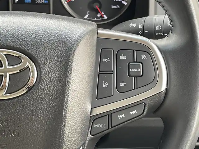 トヨタ グランエース プレミアム 大阪府 2024(令6)年 0.5万km ホワイトパールクリスタルシャイン ワンオーナー/純正ナビ/BT/USB/フルセグTV/360度カメラ/純正フリップダウンモニター/前後室内ドライブレコーダー(TZ-DR301)/ベージュレザーシート/前席パワーシート/２列目電動リクライニング/全席シートヒーター/オットマン/後席ロールサンシェード/両側パワースライドドア/追従機能付きクルーズコントロール/レーンキープアシスト/ブラインドスポットモニター/前後コーナーセンサー/LEDヘッドライト/フロントフォグ/オートハイビーム/ヘッドライトウォッシャー/純正フロアマット/純正17インチAW/スペアキー/ETC2.0