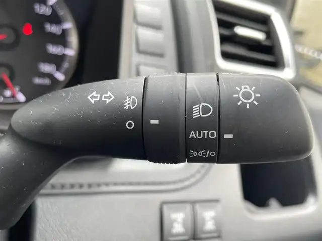 トヨタ グランエース プレミアム 大阪府 2024(令6)年 0.5万km ホワイトパールクリスタルシャイン ワンオーナー/純正ナビ/BT/USB/フルセグTV/360度カメラ/純正フリップダウンモニター/前後室内ドライブレコーダー(TZ-DR301)/ベージュレザーシート/前席パワーシート/２列目電動リクライニング/全席シートヒーター/オットマン/後席ロールサンシェード/両側パワースライドドア/追従機能付きクルーズコントロール/レーンキープアシスト/ブラインドスポットモニター/前後コーナーセンサー/LEDヘッドライト/フロントフォグ/オートハイビーム/ヘッドライトウォッシャー/純正フロアマット/純正17インチAW/スペアキー/ETC2.0