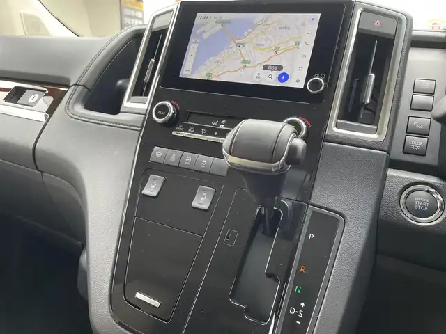 トヨタ グランエース プレミアム 大阪府 2024(令6)年 0.5万km ホワイトパールクリスタルシャイン ワンオーナー/純正ナビ/BT/USB/フルセグTV/360度カメラ/純正フリップダウンモニター/前後室内ドライブレコーダー(TZ-DR301)/ベージュレザーシート/前席パワーシート/２列目電動リクライニング/全席シートヒーター/オットマン/後席ロールサンシェード/両側パワースライドドア/追従機能付きクルーズコントロール/レーンキープアシスト/ブラインドスポットモニター/前後コーナーセンサー/LEDヘッドライト/フロントフォグ/オートハイビーム/ヘッドライトウォッシャー/純正フロアマット/純正17インチAW/スペアキー/ETC2.0