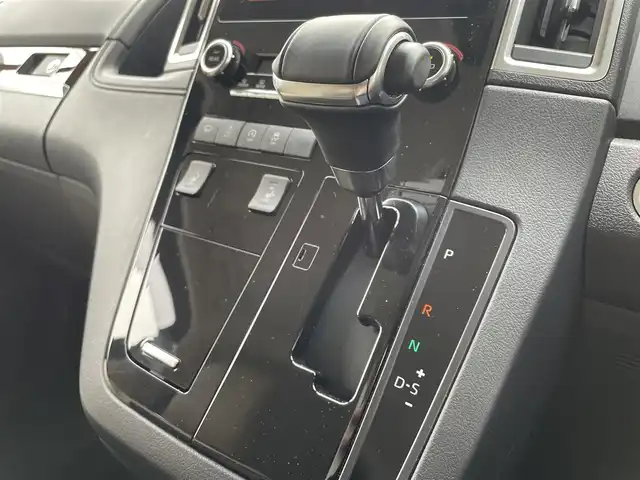 トヨタ グランエース プレミアム 大阪府 2024(令6)年 0.5万km ホワイトパールクリスタルシャイン ワンオーナー/純正ナビ/BT/USB/フルセグTV/360度カメラ/純正フリップダウンモニター/前後室内ドライブレコーダー(TZ-DR301)/ベージュレザーシート/前席パワーシート/２列目電動リクライニング/全席シートヒーター/オットマン/後席ロールサンシェード/両側パワースライドドア/追従機能付きクルーズコントロール/レーンキープアシスト/ブラインドスポットモニター/前後コーナーセンサー/LEDヘッドライト/フロントフォグ/オートハイビーム/ヘッドライトウォッシャー/純正フロアマット/純正17インチAW/スペアキー/ETC2.0