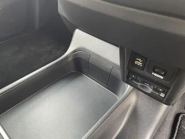 トヨタ グランエース プレミアム 大阪府 2024(令6)年 0.5万km ホワイトパールクリスタルシャイン ワンオーナー/純正ナビ/BT/USB/フルセグTV/360度カメラ/純正フリップダウンモニター/前後室内ドライブレコーダー(TZ-DR301)/ベージュレザーシート/前席パワーシート/２列目電動リクライニング/全席シートヒーター/オットマン/後席ロールサンシェード/両側パワースライドドア/追従機能付きクルーズコントロール/レーンキープアシスト/ブラインドスポットモニター/前後コーナーセンサー/LEDヘッドライト/フロントフォグ/オートハイビーム/ヘッドライトウォッシャー/純正フロアマット/純正17インチAW/スペアキー/ETC2.0