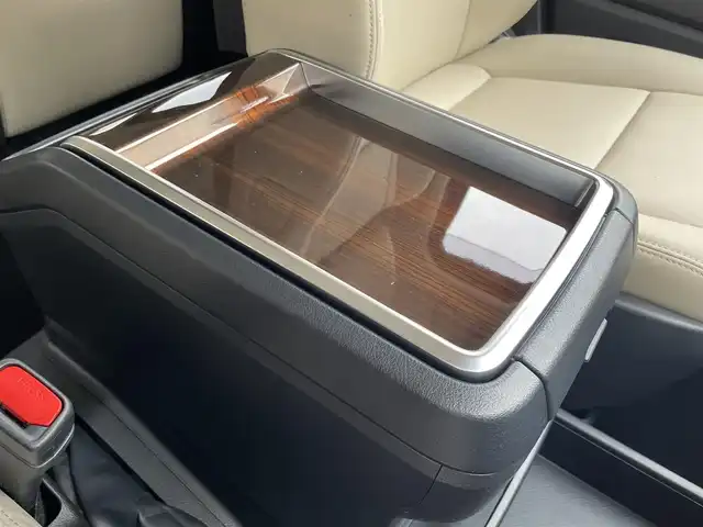 トヨタ グランエース プレミアム 大阪府 2024(令6)年 0.5万km ホワイトパールクリスタルシャイン ワンオーナー/純正ナビ/BT/USB/フルセグTV/360度カメラ/純正フリップダウンモニター/前後室内ドライブレコーダー(TZ-DR301)/ベージュレザーシート/前席パワーシート/２列目電動リクライニング/全席シートヒーター/オットマン/後席ロールサンシェード/両側パワースライドドア/追従機能付きクルーズコントロール/レーンキープアシスト/ブラインドスポットモニター/前後コーナーセンサー/LEDヘッドライト/フロントフォグ/オートハイビーム/ヘッドライトウォッシャー/純正フロアマット/純正17インチAW/スペアキー/ETC2.0