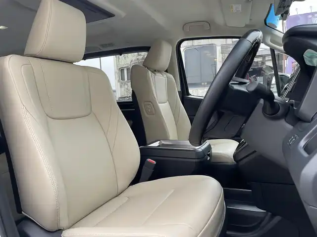 トヨタ グランエース プレミアム 大阪府 2024(令6)年 0.5万km ホワイトパールクリスタルシャイン ワンオーナー/純正ナビ/BT/USB/フルセグTV/360度カメラ/純正フリップダウンモニター/前後室内ドライブレコーダー(TZ-DR301)/ベージュレザーシート/前席パワーシート/２列目電動リクライニング/全席シートヒーター/オットマン/後席ロールサンシェード/両側パワースライドドア/追従機能付きクルーズコントロール/レーンキープアシスト/ブラインドスポットモニター/前後コーナーセンサー/LEDヘッドライト/フロントフォグ/オートハイビーム/ヘッドライトウォッシャー/純正フロアマット/純正17インチAW/スペアキー/ETC2.0