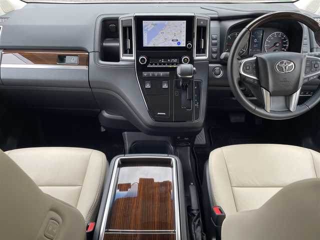 トヨタ グランエース プレミアム 大阪府 2024(令6)年 0.5万km ホワイトパールクリスタルシャイン ワンオーナー/純正ナビ/BT/USB/フルセグTV/360度カメラ/純正フリップダウンモニター/前後室内ドライブレコーダー(TZ-DR301)/ベージュレザーシート/前席パワーシート/２列目電動リクライニング/全席シートヒーター/オットマン/後席ロールサンシェード/両側パワースライドドア/追従機能付きクルーズコントロール/レーンキープアシスト/ブラインドスポットモニター/前後コーナーセンサー/LEDヘッドライト/フロントフォグ/オートハイビーム/ヘッドライトウォッシャー/純正フロアマット/純正17インチAW/スペアキー/ETC2.0