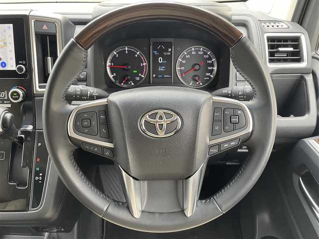 トヨタ グランエース プレミアム 大阪府 2024(令6)年 0.5万km ホワイトパールクリスタルシャイン ワンオーナー/純正ナビ/BT/USB/フルセグTV/360度カメラ/純正フリップダウンモニター/前後室内ドライブレコーダー(TZ-DR301)/ベージュレザーシート/前席パワーシート/２列目電動リクライニング/全席シートヒーター/オットマン/後席ロールサンシェード/両側パワースライドドア/追従機能付きクルーズコントロール/レーンキープアシスト/ブラインドスポットモニター/前後コーナーセンサー/LEDヘッドライト/フロントフォグ/オートハイビーム/ヘッドライトウォッシャー/純正フロアマット/純正17インチAW/スペアキー/ETC2.0