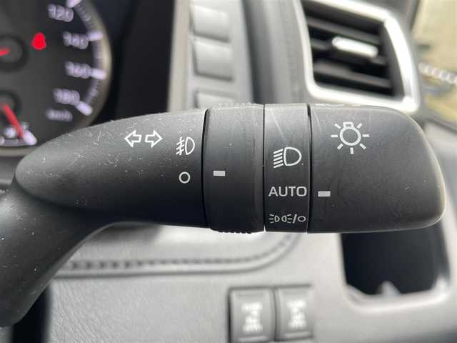 トヨタ グランエース プレミアム 大阪府 2024(令6)年 0.5万km ホワイトパールクリスタルシャイン ワンオーナー/純正ナビ/BT/USB/フルセグTV/360度カメラ/純正フリップダウンモニター/前後室内ドライブレコーダー(TZ-DR301)/ベージュレザーシート/前席パワーシート/２列目電動リクライニング/全席シートヒーター/オットマン/後席ロールサンシェード/両側パワースライドドア/追従機能付きクルーズコントロール/レーンキープアシスト/ブラインドスポットモニター/前後コーナーセンサー/LEDヘッドライト/フロントフォグ/オートハイビーム/ヘッドライトウォッシャー/純正フロアマット/純正17インチAW/スペアキー/ETC2.0