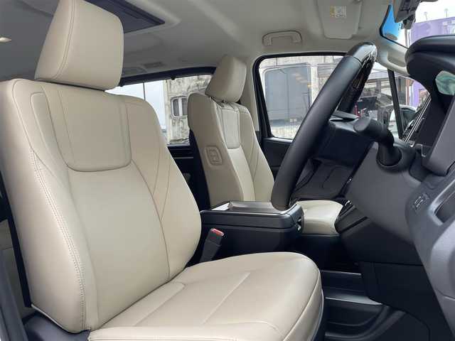 トヨタ グランエース プレミアム 大阪府 2024(令6)年 0.5万km ホワイトパールクリスタルシャイン ワンオーナー/純正ナビ/BT/USB/フルセグTV/360度カメラ/純正フリップダウンモニター/前後室内ドライブレコーダー(TZ-DR301)/ベージュレザーシート/前席パワーシート/２列目電動リクライニング/全席シートヒーター/オットマン/後席ロールサンシェード/両側パワースライドドア/追従機能付きクルーズコントロール/レーンキープアシスト/ブラインドスポットモニター/前後コーナーセンサー/LEDヘッドライト/フロントフォグ/オートハイビーム/ヘッドライトウォッシャー/純正フロアマット/純正17インチAW/スペアキー/ETC2.0