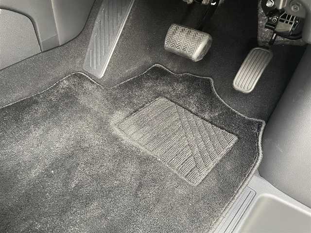 トヨタ グランエース プレミアム 大阪府 2024(令6)年 0.5万km ホワイトパールクリスタルシャイン ワンオーナー/純正ナビ/BT/USB/フルセグTV/360度カメラ/純正フリップダウンモニター/前後室内ドライブレコーダー(TZ-DR301)/ベージュレザーシート/前席パワーシート/２列目電動リクライニング/全席シートヒーター/オットマン/後席ロールサンシェード/両側パワースライドドア/追従機能付きクルーズコントロール/レーンキープアシスト/ブラインドスポットモニター/前後コーナーセンサー/LEDヘッドライト/フロントフォグ/オートハイビーム/ヘッドライトウォッシャー/純正フロアマット/純正17インチAW/スペアキー/ETC2.0