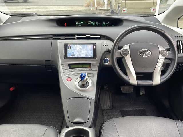 トヨタ プリウス G ツーリングセレ レザーパック 福井県 2013(平25)年 9.5万km ブラック (株)IDOMが運営する【じしゃロン福井店】の自社ローン対象車両になります。こちらは現金またはオートローンご利用時の価格です。自社ローンご希望の方は別途その旨お申付け下さい/純正ナビ（BT接続可・HDMI）/フルセグテレビ/バックカメラ/プリクラッシュセーフティ/レーダークルーズコントロール/ビルトインETC/パワーシート（D席・N席）/シートヒーター（D席・N席）/LEDヘッドライト