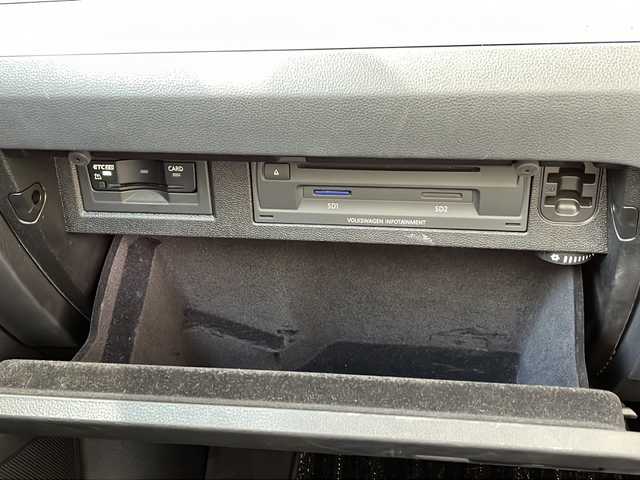 フォルクスワーゲン アルテオン TSI 4モーション エレガンス 神奈川県 2019(平31)年 3.6万km オリックスホワイトパールエフェクト サンルーフ/Dynaudioスピーカー/純正ナビ/（CD/DVD/FM/AM/SD/USB/AUX/BT/フルセグTV)/Android Auto/Apple Car Play/Mirror Link/全方位カメラ/前後ドライブレコーダー/ETC2.0/パドルシフト/アダプティブクルーズコントロール/純正ハンガー/電動リアゲート/電動パーキングブレーキ/ブラインドスポットモニター/前後コーナーセンサー/プリクラッシュ/レーンキープアシスト/D/N席パワーシート（D席メモリシート/全席シートヒーター/革シート/ステアリングヒーター/純正フロアマット/純正アルミホイール/ISOFIX/スペアキー×１/保証書/取扱説明書