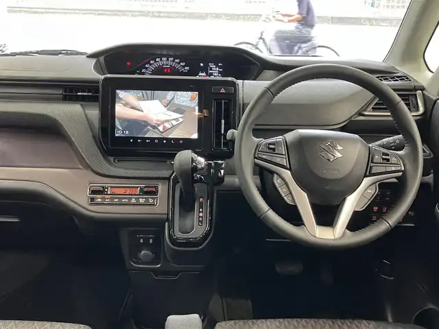 スズキ ソリオ バンディット HV MV 東京都 2025(令7)年 0.4万km ピュアホワイトパール/ガンメタリック2トーン 4WD/ワンオーナー/2トーンルーフ仕様/セーフティサポート/・デュアルセンサーサポート2/・誤発進抑制機能/・後方誤発進抑制機能/・パーキングセンサー/・低速時ブレーキサポート（前進・後退）/・車線逸脱抑制機能/・車線逸脱警告機能/・ふらつき警告機能/・標識認識機能/・ハイビームアシスト/・ブラインドスポットモニター/・アクティブクルーズコントロール/両側パワースライドドア/純正9インチナビ/・地デジ/DVD/CD/USBソケット/全方位カメラ/AppleCarPlay Android auto/プッシュスタート/ヘッドアップディスプレイ/シートヒーター /保証書・取扱説明書・スペアキー