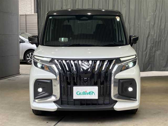 スズキ ソリオ バンディット HV MV 東京都 2025(令7)年 0.4万km ピュアホワイトパール/ガンメタリック2トーン 4WD/ワンオーナー/2トーンルーフ仕様/セーフティサポート/・デュアルセンサーサポート2/・誤発進抑制機能/・後方誤発進抑制機能/・パーキングセンサー/・低速時ブレーキサポート（前進・後退）/・車線逸脱抑制機能/・車線逸脱警告機能/・ふらつき警告機能/・標識認識機能/・ハイビームアシスト/・ブラインドスポットモニター/・アクティブクルーズコントロール/両側パワースライドドア/純正9インチナビ/・地デジ/DVD/CD/USBソケット/全方位カメラ/AppleCarPlay Android auto/プッシュスタート/ヘッドアップディスプレイ/シートヒーター /保証書・取扱説明書・スペアキー