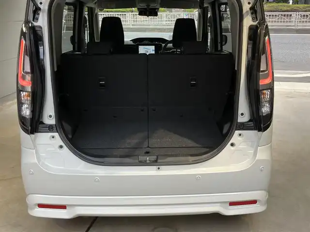 スズキ ソリオ バンディット HV MV 東京都 2025(令7)年 0.4万km ピュアホワイトパール/ガンメタリック2トーン 4WD/ワンオーナー/2トーンルーフ仕様/セーフティサポート/・デュアルセンサーサポート2/・誤発進抑制機能/・後方誤発進抑制機能/・パーキングセンサー/・低速時ブレーキサポート（前進・後退）/・車線逸脱抑制機能/・車線逸脱警告機能/・ふらつき警告機能/・標識認識機能/・ハイビームアシスト/・ブラインドスポットモニター/・アクティブクルーズコントロール/両側パワースライドドア/純正9インチナビ/・地デジ/DVD/CD/USBソケット/全方位カメラ/AppleCarPlay Android auto/プッシュスタート/ヘッドアップディスプレイ/シートヒーター /保証書・取扱説明書・スペアキー